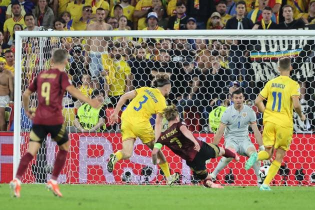 Goal to 2 0, scorer Kevin De Bruyne Belgium, No. 7 scores in a duel with Radu Dragusin Romania, No. 3 against goalkeeper Florin Nita Romania, No. 1 for the winning goal, preliminary round match M22, BEL ROU, Group E, European Football Championship, Belgium vs Romania, European Football Championship, Belgium vs Romania, Cologne, 22 06 2024,