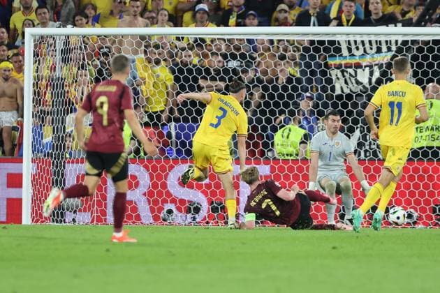 Goal to 2 0, scorer Kevin De Bruyne Belgium, No. 7 scores in a duel with Radu Dragusin Romania, No. 3 against goalkeeper Florin Nita Romania, No. 1 for the winning goal, preliminary round match M22, BEL ROU, Group E, European Football Championship, Belgium vs Romania, European Football Championship, Belgium vs Romania, Cologne, 22 06 2024,