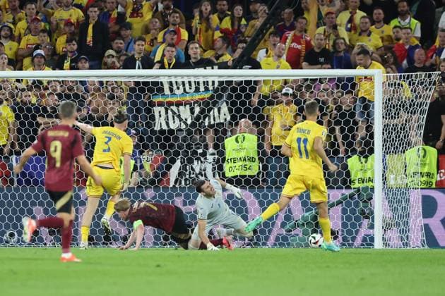 Goal to 2 0, scorer Kevin De Bruyne Belgium, No. 7 scores in a duel with Radu Dragusin Romania, No. 3 against goalkeeper Florin Nita Romania, No. 1 for the winning goal, preliminary round match M22, BEL ROU, Group E, European Football Championship, Belgium vs Romania, European Football Championship, Belgium vs Romania, Cologne, 22 06 2024,