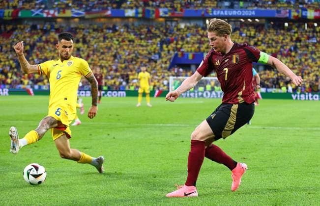 Marius Marin of Romania and Kevin De Bruyne of Belgium Belgium v Romania, UEFA European Championship, EM, Europameisterschaft 2024, Group E, Football, Cologne Stadium, Cologne, Germany, 22 Jun 2024 EDITORIAL USE ONLY No use with unauthorised audio, video, data, fixture lists, club league logos or live services. Online in-match use limited to 120 images, no video emulation. No use in betting, games or single club league player publications.  Copyright: xMichaelxZemanek Shutterstockx 14548045ef