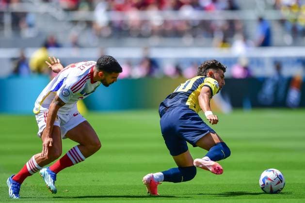 RECORD DATE NOT STATED Copa America USA 2024 Ecuador vs Venezuela Alexander Gonzalez (L) of Venezuela fights for the ball with Jeremy Sarmiento (R) of Ecuador during the game between Ecuador and Venezuela as part of the CONMEBOL Copa America USA 2024 group B, at Levis Stadium, on June 22, 2024 in Santa Clara, California, United States. SANTA CLARA CALIFORNIA UNITED STATES  Copyright: xIsaacxOrtizx 20240622174202_CA_GB_2024_ECU_VEN_SARMIENTO15