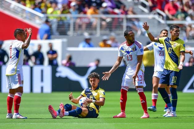 RECORD DATE NOT STATED Copa America USA 2024 Ecuador vs Venezuela Jeremy Sarmiento (R) of Ecuador and Jose Martinez (R) of Venezuela during the game between Ecuador and Venezuela as part of the CONMEBOL Copa America USA 2024 group B, at Levis Stadium, on June 22, 2024 in Santa Clara, California, United States. SANTA CLARA CALIFORNIA UNITED STATES  Copyright: xIsaacxOrtizx 20240622175053_CA_GB_2024_ECU_VEN_SARMIENTO19