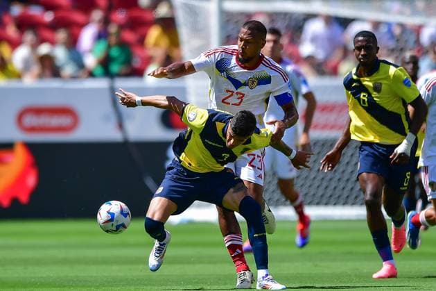 RECORD DATE NOT STATED Copa America USA 2024 Ecuador 1-2 Venezuela Piero Hincapie (L) of Ecuador fights for the ball with Salomon Rondon (R) of Venezuela during the game between Ecuador and Venezuela as part of the CONMEBOL Copa America USA 2024 group B, at Levis Stadium, on June 22, 2024 in Santa Clara, California, United States. SANTA CLARA CALIFORNIA UNITED STATES  Copyright: xIsaacxOrtizx 20240622175717_CA_GB_2024_ECU_VEN_HINCAPIE28