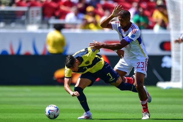 RECORD DATE NOT STATED Copa America USA 2024 Ecuador vs Venezuela Piero Hincapie (L) of Ecuador fights for the ball with Salomon Rondon (R) of Venezuela during the game between Ecuador and Venezuela as part of the CONMEBOL Copa America USA 2024 group B, at Levis Stadium, on June 22, 2024 in Santa Clara, California, United States. SANTA CLARA CALIFORNIA UNITED STATES  Copyright: xIsaacxOrtizx 20240622180036_CA_GB_2024_ECU_VEN_HINCAPIE36