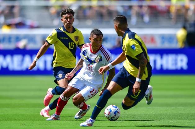 RECORD DATE NOT STATED Copa America USA 2024 Ecuador vs Venezuela Jeremy Sarmiento (L) of Venezuela fights for the ball with Darwin Machis (R) of Venezuela during the game between Ecuador and Venezuela as part of the CONMEBOL Copa America USA 2024 group B, at Levis Stadium, on June 22, 2024 in Santa Clara, California, United States. SANTA CLARA CALIFORNIA UNITED STATES  Copyright: xIsaacxOrtizx 20240622180525_CA_GB_2024_ECU_VEN_MACHIS45