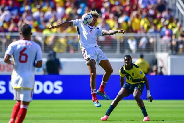 RECORD DATE NOT STATED Copa America USA 2024 Ecuador vs Venezuela Jhonder Cadiz (L) of Venezuela fights for the ball with Carlos Gruezo (R) of Ecuador during the game between Ecuador and Venezuela as part of the CONMEBOL Copa America USA 2024 group B, at Levis Stadium, on June 22, 2024 in Santa Clara, California, United States. SANTA CLARA CALIFORNIA UNITED STATES  Copyright: xIsaacxOrtizx 20240622185223_CA_GB_2024_ECU_VEN_CADIZ96