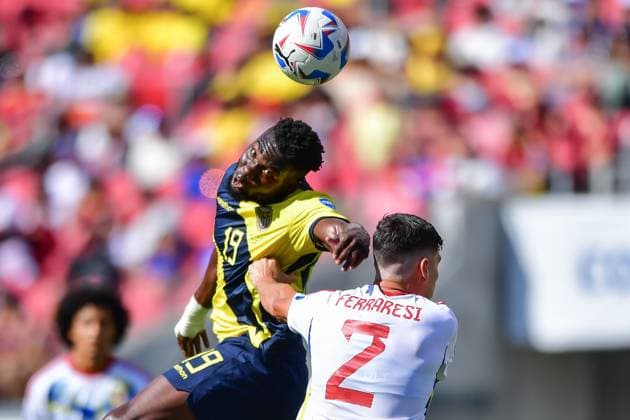 RECORD DATE NOT STATED Copa America USA 2024 Ecuador vs Venezuela Jordy Caicedo (L) of Ecuador jumps for the ball with Nahuel Ferraresi (R) of Venezuela during the game between Ecuador and Venezuela as part of the CONMEBOL Copa America USA 2024 group B, at Levis Stadium, on June 22, 2024 in Santa Clara, California, United States. SANTA CLARA CALIFORNIA UNITED STATES  Copyright: xIsaacxOrtizx 20240622185815_CA_GB_2024_ECU_VEN_CAICEDO98