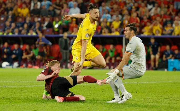 22 06 2024, Football, Euro 2024, Preliminary round, Belgium Romania, GER, Cologne, Cologne Stadium Picture from left Kevin De Bruyne Belgium, 7 , Goal scored, scored the goal to 2 1, celebrate the goal, Radu Dragusin Romania, 3 and Goalkeeper, Goalkeeper Florin Nita Romania, 1 Copyright: HMBxMedia xHeikoxBecker