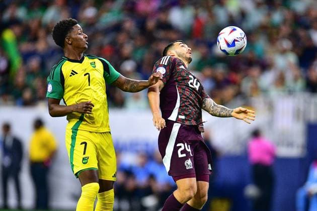 RECORD DATE NOT STATED Copa America USA 2024 Mexico vs Jamaica Demarai Gray (L) of Jamaica fights for the ball with Luis Chavez (R) of Mexico during the game between Mexican national team, Nationalteam (Mexico) and Jamaica as part of the CONMEBOL Copa America USA 2024 group B, at NRG Stadium, on June 22, 2024 in Houston, Texas, United States. HOUSTON TEXAS UNITED STATES  Copyright: xAdrianxMaciasx 20240622201700_CA_GB_2024_MEX_JAM_CHAVEZ57