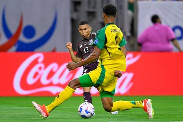 RECORD DATE NOT STATED Copa America USA 2024 Mexico vs Jamaica Orbelin Pineda (L) of Mexico fights for the ball with Ethan Pinnock (R) of Jamaica during the game between Mexican national team, Nationalteam (Mexico) and Jamaica as part of the CONMEBOL Copa America USA 2024 group B, at NRG Stadium, on June 22, 2024 in Houston, Texas, United States. HOUSTON TEXAS UNITED STATES  Copyright: xJorgexMartinezx 20240622202044_CA_GB_2024_MEX_JAM_PINEDA63