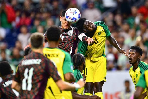 RECORD DATE NOT STATED Copa America USA 2024 Mexico vs Jamaica Edson Alvarez (L) of Mexico jumps for the ball with Shamar Nicholson (R) of Jamaica during the game between Mexican national team, Nationalteam (Mexico) and Jamaica as part of the CONMEBOL Copa America USA 2024 group B, at NRG Stadium, on June 22, 2024 in Houston, Texas, United States. HOUSTON TEXAS UNITED STATES  Copyright: xAdrianxMaciasx 20240622202630_CA_GB_2024_MEX_JAM_ALVAREZ76