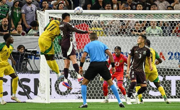 RECORD DATE NOT STATED Copa America USA 2024 Mexico vs Jamaica Shamar Nicholson (L) of Jamaica jumps for the ball with Edson Alvarez (R) of Mexico during the game between Mexican national team, Nationalteam (Mexico) and Jamaica as part of the CONMEBOL Copa America USA 2024 group B, at NRG Stadium, on June 22, 2024 in Houston, Texas, United States. HOUSTON TEXAS UNITED STATES  Copyright: xDavidxLeahx ALVAREZ20240622202955_CA_GB_2024_MEX_JAM_91
