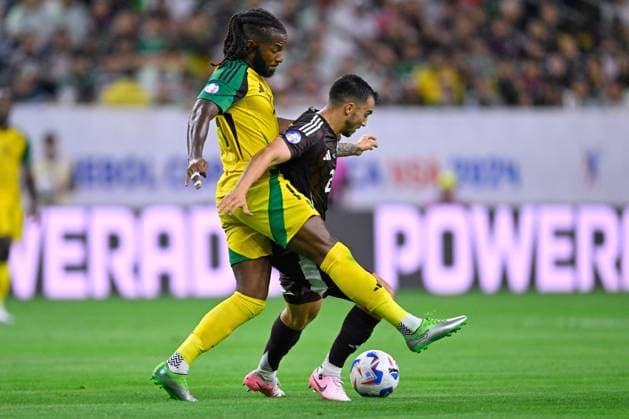 RECORD DATE NOT STATED Copa America USA 2024 Mexico vs Jamaica Kasey Palmer (R) of Jamaica fights for the ball with Luis Chavez (R) of Mexico during the game between Mexican national team, Nationalteam (Mexico) and Jamaica as part of the CONMEBOL Copa America USA 2024 group B, at NRG Stadium, on June 22, 2024 in Houston, Texas, United States. HOUSTON TEXAS UNITED STATES  Copyright: xJorgexMartinezx 20240622204316_CA_GB_2024_MEX_JAM_CHAVEZ104