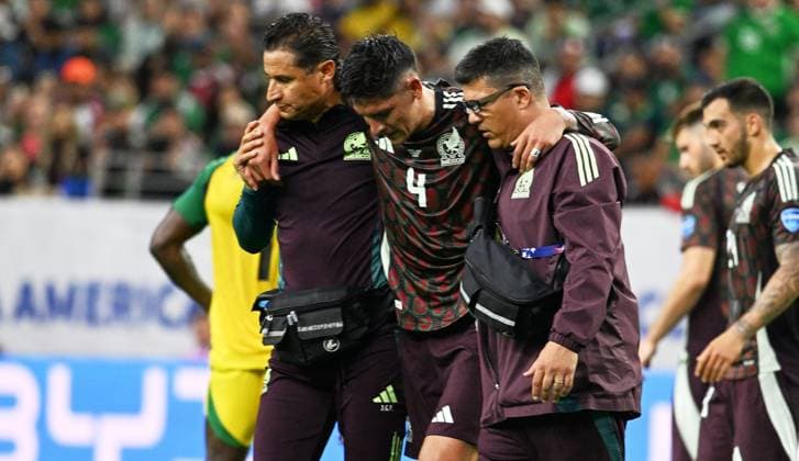 RECORD DATE NOT STATED Copa America USA 2024 Mexico vs Jamaica Edson Alvarez of Mexico leaves the match injured during the game between Mexican national team, Nationalteam (Mexico) and Jamaica as part of the CONMEBOL Copa America USA 2024 group B, at NRG Stadium, on June 22, 2024 in Houston, Texas, United States. HOUSTON TEXAS UNITED STATES  Copyright: xDavidxLeahx 20240622204324_CA_GB_2024_MEX_JAM_ALVAREZ103