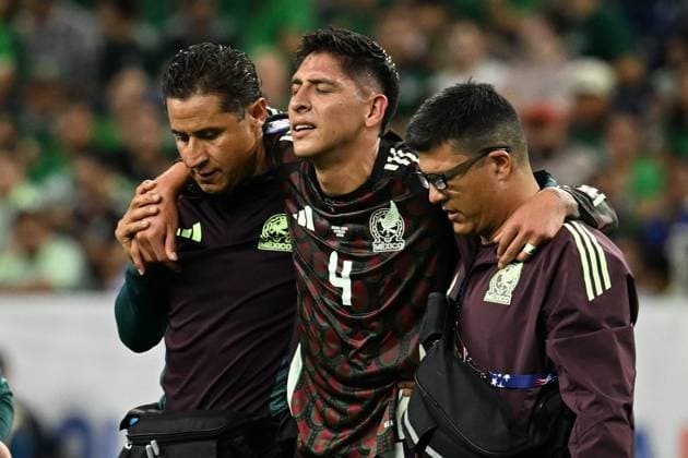 RECORD DATE NOT STATED Copa America USA 2024 Mexico vs Jamaica Edson Alvarez of Mexico leaves the match injured during the game between Mexican national team, Nationalteam (Mexico) and Jamaica as part of the CONMEBOL Copa America USA 2024 group B, at NRG Stadium, on June 22, 2024 in Houston, Texas, United States. HOUSTON TEXAS UNITED STATES  Copyright: xDavidxLeahx 20240622204327_CA_GB_2024_MEX_JAM_ALVAREZ110