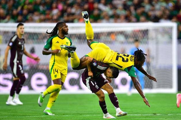 RECORD DATE NOT STATED Copa America USA 2024 Mexico vs Jamaica Orbelin Pineda (L) of Mexico fights for the ball with Greg Leigh (R) of Jamaica during the game between Mexican national team, Nationalteam (Mexico) and Jamaica as part of the CONMEBOL Copa America USA 2024 group B, at NRG Stadium, on June 22, 2024 in Houston, Texas, United States. HOUSTON TEXAS UNITED STATES  Copyright: xAdrianxMaciasx 20240622204602_CA_GB_2024_MEX_JAM_LEIGH122