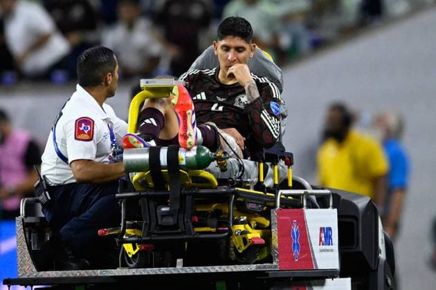 Sport Bilder des Tages RECORD DATE NOT STATED Copa America USA 2024 Mexico vs Jamaica Edson Alvarez of Mexico leaves the match injured during the game between Mexican national team, Nationalteam (Mexico) and Jamaica as part of the CONMEBOL Copa America USA 2024 group B, at NRG Stadium, on June 22, 2024 in Houston, Texas, United States. HOUSTON TEXAS UNITED STATES  Copyright: xJorgexMartinezx 20240622210313_CA_GB_2024_MEX_JAM_ALVAREZ128