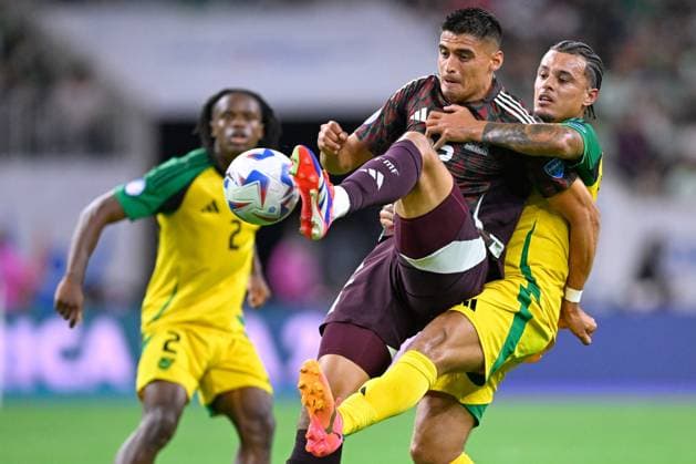 RECORD DATE NOT STATED Copa America USA 2024 Mexico vs Jamaica Guillermo Martinez (L) of Mexico fights for the ball with Joel Latibeaudiere (R) of Jamaica during the game between Mexican national team, Nationalteam (Mexico) and Jamaica as part of the CONMEBOL Copa America USA 2024 group B, at NRG Stadium, on June 22, 2024 in Houston, Texas, United States. HOUSTON TEXAS UNITED STATES  Copyright: xJorgexMartinezx 20240622214451_CA_GB_2024_MEX_JAM_MARTINEZ190