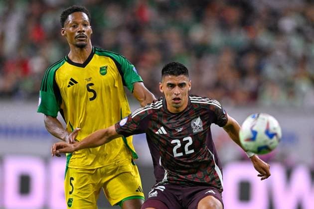 RECORD DATE NOT STATED Copa America USA 2024 Mexico vs Jamaica Ethan Pinnock (L) of Jamaica fights of the ball with Guillermo Martinez (R) of Mexico during the game between Mexican national team, Nationalteam (Mexico) and Jamaica as part of the CONMEBOL Copa America USA 2024 group B, at NRG Stadium, on June 22, 2024 in Houston, Texas, United States. HOUSTON TEXAS UNITED STATES  Copyright: xJorgexMartinezx 20240622214932_CA_GB_2024_MEX_JAM_MARTINEZ202