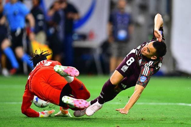 RECORD DATE NOT STATED Copa America USA 2024 Mexico 1-0 Jamaica Jahmali Waite (L) of Jamaica fights for the ball with Carlos Rodriguez (R) of Mexico during the game between Mexican national team, Nationalteam (Mexico) and Jamaica as part of the CONMEBOL Copa America USA 2024 group B, at NRG Stadium, on June 22, 2024 in Houston, Texas, United States. HOUSTON TEXAS UNITED STATES  Copyright: xAdrianxMaciasx 20240622220101_CA_GB_2024_MEX_JAM_RODRIGUEZ220