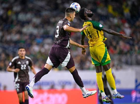RECORD DATE NOT STATED Copa America USA 2024 Mexico 1-0 Jamaica Cesar Montes (L) of Mexico jumps for the ball with Shamar Nicholsn (R) of Jamaica during the game between Mexican national team, Nationalteam (Mexico) and Jamaica as part of the CONMEBOL Copa America USA 2024 group B, at NRG Stadium, on June 22, 2024 in Houston, Texas, United States. HOUSTON TEXAS UNITED STATES  Copyright: xJorgexMartinezx 20240622220653_CA_GB_2024_MEX_JAM_NICHOLSON225