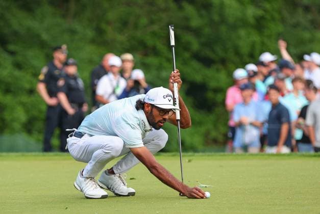 Sport Bilder des Tages CROMWELL, CT - JUNE 22: Akshay Bhatia of United States lines a putt on the 11th green during the third round of the 2024 Travelers Championship on June 22, 2024, at TPC River Highlands in Cromwell, CT. (Photo by M. Anthony Nesmith Icon Sportswire) GOLF: JUN 22 PGA, Golf Herren Travelers Championship EDITORIAL USE ONLY Icon240622432024