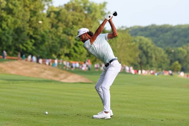 CROMWELL, CT - JUNE 22: Akshay Bhatia of United States drives on the 12th tee during the third round of the 2024 Travelers Championship on June 22, 2024, at TPC River Highlands in Cromwell, CT. (Photo by M. Anthony Nesmith Icon Sportswire) GOLF: JUN 22 PGA, Golf Herren Travelers Championship EDITORIAL USE ONLY Icon240622442024