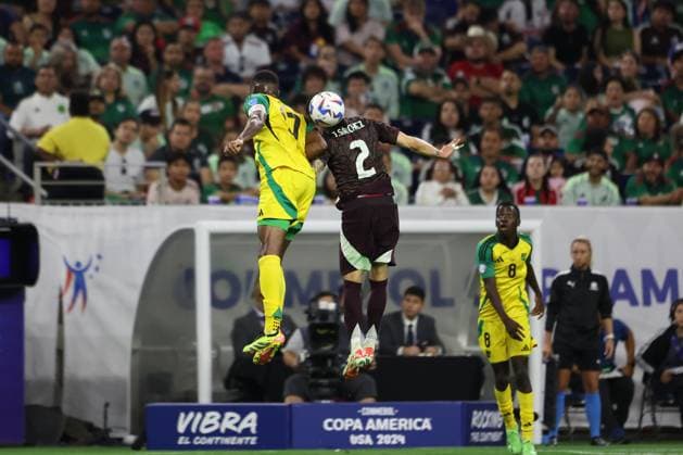 June 22, 2024, Houston, Houston, Tx, USA: J. Sanchez of Mexico fights for the ball with Damion Lowe of Jamaica during a match between Mexico and Jamaica as part of group B of CONMEBOL Copa America 2024 at NRG Stadium on June 22, 2024 in Houston, USA. ( PxImages) Houston USA - ZUMAp175 20240622_zsa_p175_008 Copyright: xAlejandroxSalazarx