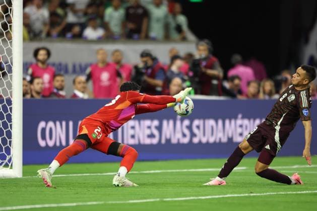 June 22, 2024, Houston, Houston, Tx, USA: Jahmali Waite of Jamaica tries to save the ball during a match between Mexico and Jamaica as part of group B of CONMEBOL Copa America 2024 at NRG Stadium on June 22, 2024 in Houston, USA. ( PxImages) Houston USA - ZUMAp175 20240622_zsa_p175_020 Copyright: xAlejandroxSalazarx