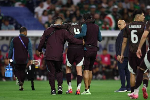 June 22, 2024, Houston, Houston, Tx, USA: Edson Alvarez of Mexico lefts the pitch crying after a injury during a match between Mexico and Jamaica as part of group B of CONMEBOL Copa America 2024 at NRG Stadium on June 22, 2024 in Houston, USA. ( PxImages) Houston USA - ZUMAp175 20240622_zsa_p175_021 Copyright: xAlejandroxSalazarx