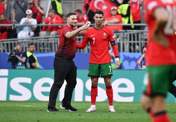 Cristiano Ronaldo Portugal was harassed several times by selfie flickers 22 06 2024, European Football Championship 2024, Preliminary round, Matchday 2 Turkey Portugal Dortmund Signal Iduna Park North Rhine-Westphalia Germany Team2