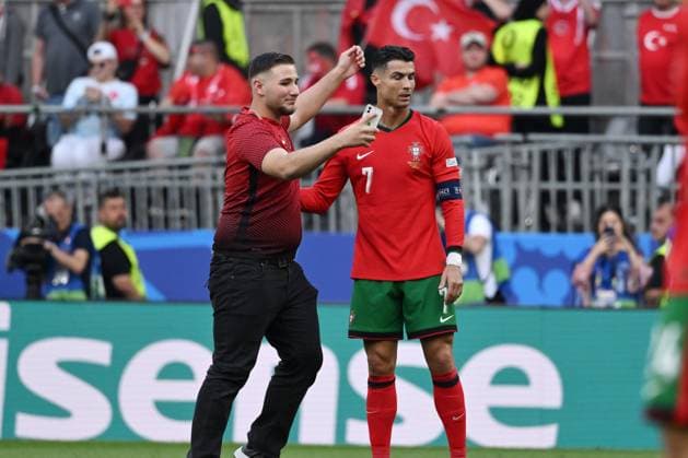 A streaker presses Cristiano Ronaldo Portugal for a selfie, Ronaldo turns away 22 06 2024, European Football Championship 2024, Preliminary round, Matchday 2 Turkey Portugal 0 3 Dortmund Signal Iduna Park North Rhine-Westphalia Germany Team2