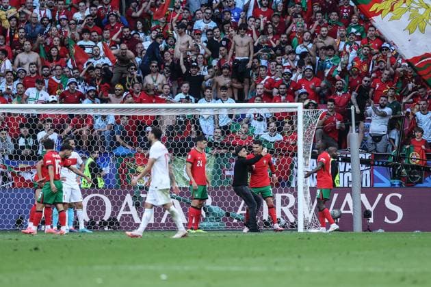 (240623) -- DORTMUND, June 23, 2024 -- A pitch invader takes a selfie with Cristiano Ronaldo (2nd R) of Portugal during the UEFA EURO, EM, Europameisterschaft,Fussball 2024 Group F match between Portugal and Turkiye in Dortmund, Germany on June 22, 2024. ) (SP)GERMANY-DORTMUND-FOOTBALL-EURO 2024-PORTUGAL VS T?RKIYE PanxYulong 