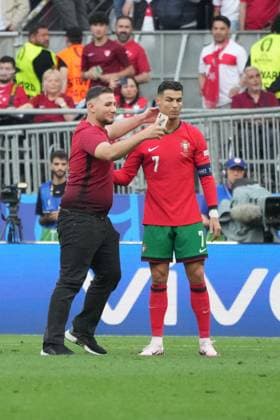 Streaker runs to Cristiano Ronaldo Portugal, 07 and wants to take a selfie with him with his cell phone Dortmund 22 06 2024 Turkey vs Portugal, EURO2024 M23, Group F, EM Arena Dortmund