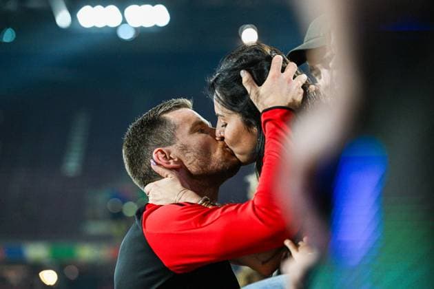 240622 EURO2024 BELGIUM VS ROMANIA Jan Vertonghen (5) of Belgium celebrate after winning with his wife and children after a soccer game between the national teams of Belgium, called the Red Devils and Romania on the second matchday in Group E in the group stage of the UEFA EURO, EM, Europameisterschaft,Fussball 2024 tournament , on Sunday 22 June 2024 in Cologne , Germany . PHOTO SPORTPIX Stijn Audooren Cologne Cologne Stadium Germany  Copyright: xSportpix.bex xStijnxAudoorenxStijnxAudoorenx