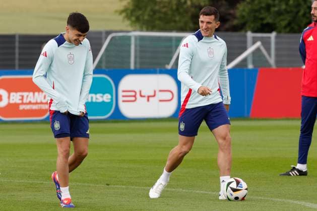 Spain s players Pedri (L) and Dani Vivian attend the training session of the Spanish national team, Nationalteam held in Donaueschingen, Germany, 23 June 2024. Spain will face Albania in a Euro2024 soccer match on 24 June. Training session of Spain !ACHTUNG: NUR REDAKTIONELLE NUTZUNG!  Copyright: xJJxGuillenx GRAF5615 20240623-55013952658_1