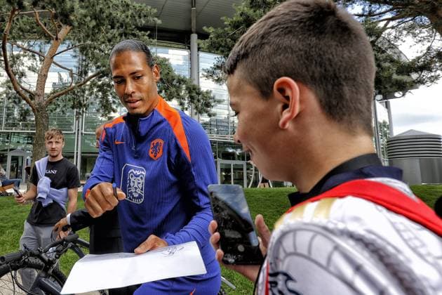 WOLFSBURG,23-06-2024, Training Camp of Team Netherlands in preparation of EURO 2024. Press meeting with players in the Volkswagen Autostadt Paviljoen. Virgil van Dijk Team Netherlands 23-6-2024  x25573290x Copyright: