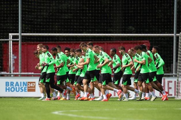 23 06 2024, xtgx, Fußball 2 Bundesliga, Hannover 96 Auftakttraining emspor, v l Mannschaft beim Warmlaufen DFL DFB REGULATIONS PROHIBIT ANY USE OF PHOTOGRAPHS as IMAGE SEQUENCES and or QUASI VIDEO Hannover
