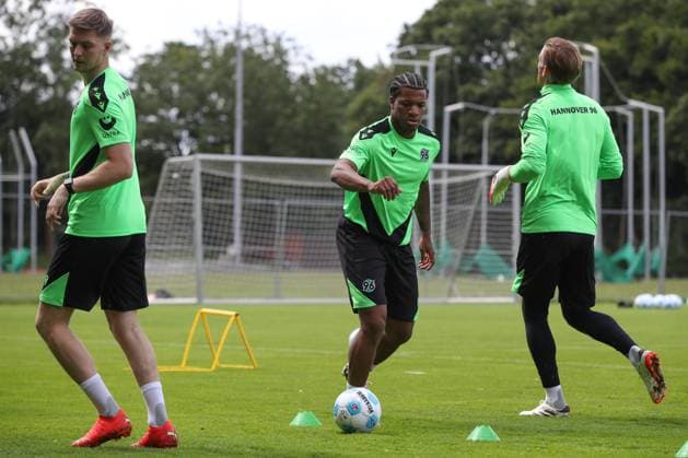 23 06 2024, xtgx, Fußball 2 Bundesliga, Hannover 96 Auftakttraining emspor, v l Jessic Ngankam Hannover DFL DFB REGULATIONS PROHIBIT ANY USE OF PHOTOGRAPHS as IMAGE SEQUENCES and or QUASI VIDEO Hannover