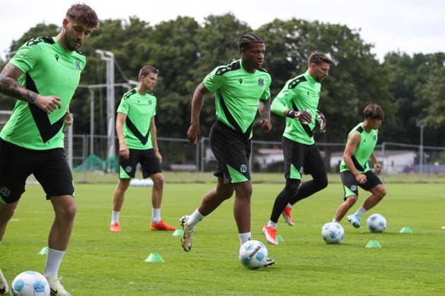 23 06 2024, xtgx, Fußball 2 Bundesliga, Hannover 96 Auftakttraining emspor, v l Jessic Ngankam Hannover DFL DFB REGULATIONS PROHIBIT ANY USE OF PHOTOGRAPHS as IMAGE SEQUENCES and or QUASI VIDEO Hannover