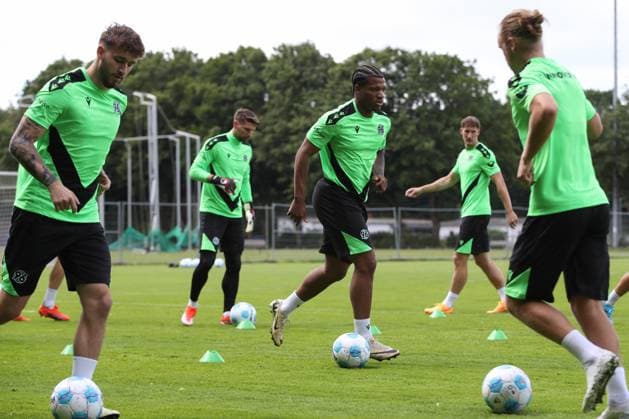 23 06 2024, xtgx, Fußball 2 Bundesliga, Hannover 96 Auftakttraining emspor, v l Jessic Ngankam Hannover DFL DFB REGULATIONS PROHIBIT ANY USE OF PHOTOGRAPHS as IMAGE SEQUENCES and or QUASI VIDEO Hannover