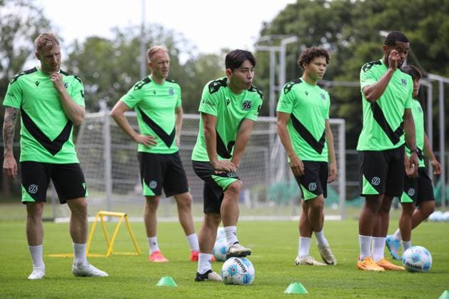 23 06 2024, xtgx, Fußball 2 Bundesliga, Hannover 96 Auftakttraining emspor, v l Hyunju Lee Hannover DFL DFB REGULATIONS PROHIBIT ANY USE OF PHOTOGRAPHS as IMAGE SEQUENCES and or QUASI VIDEO Hannover