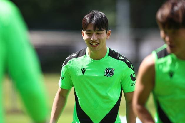 23 06 2024, xtgx, Fußball 2 Bundesliga, Hannover 96 Auftakttraining emspor, v l Hyunju Lee Hannover lacht, lächeln, positiv, zufrieden DFL DFB REGULATIONS PROHIBIT ANY USE OF PHOTOGRAPHS as IMAGE SEQUENCES and or QUASI VIDEO Hannover