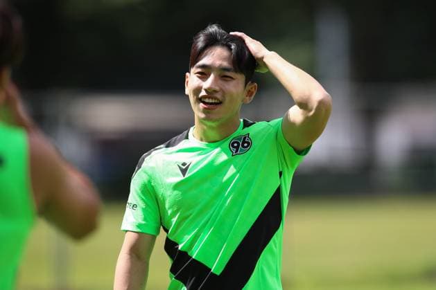 23 06 2024, xtgx, Fußball 2 Bundesliga, Hannover 96 Auftakttraining emspor, v l Hyunju Lee Hannover lacht, lächeln, positiv, zufrieden DFL DFB REGULATIONS PROHIBIT ANY USE OF PHOTOGRAPHS as IMAGE SEQUENCES and or QUASI VIDEO Hannover