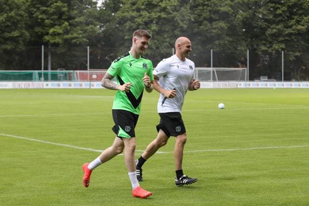 23 06 2024, xtgx, Fußball 2 Bundesliga, Hannover 96 Auftakttraining emspor, v l Josh Knight Hannover im Einzeltraining DFL DFB REGULATIONS PROHIBIT ANY USE OF PHOTOGRAPHS as IMAGE SEQUENCES and or QUASI VIDEO Hannover
