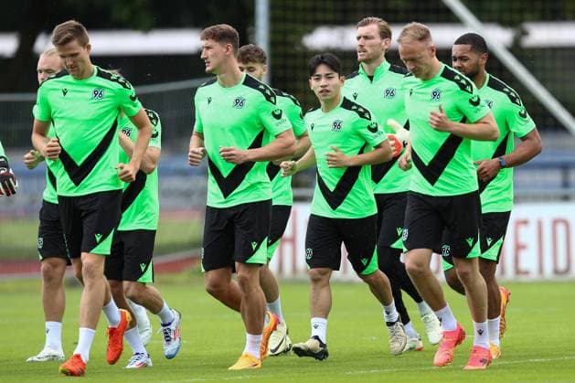 23 06 2024, xtgx, Fußball 2 Bundesliga, Hannover 96 Auftakttraining emspor, v l Hannover um Hyunju Lee mitte beim Warmlaufen DFL DFB REGULATIONS PROHIBIT ANY USE OF PHOTOGRAPHS as IMAGE SEQUENCES and or QUASI VIDEO Hannover