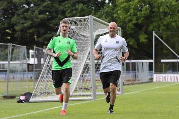 23 06 2024, xtgx, Fußball 2 Bundesliga, Hannover 96 Auftakttraining emspor, v l Josh Knight Hannover im Einzeltraining DFL DFB REGULATIONS PROHIBIT ANY USE OF PHOTOGRAPHS as IMAGE SEQUENCES and or QUASI VIDEO Hannover