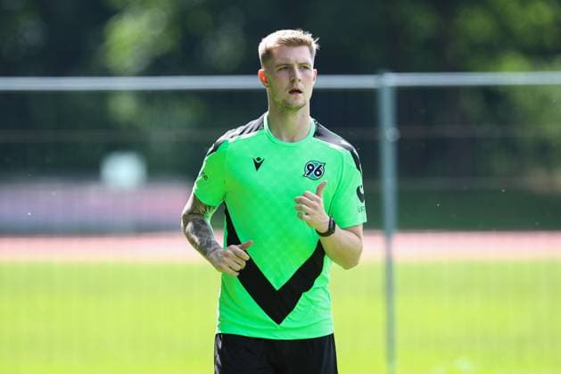 23 06 2024, xtgx, Fußball 2 Bundesliga, Hannover 96 Auftakttraining emspor, v l Josh Knight Hannover im Einzeltraining DFL DFB REGULATIONS PROHIBIT ANY USE OF PHOTOGRAPHS as IMAGE SEQUENCES and or QUASI VIDEO Hannover