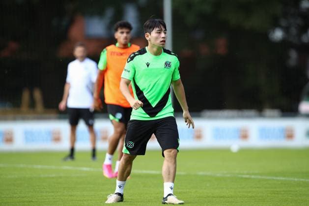 23 06 2024, xtgx, Fußball 2 Bundesliga, Hannover 96 Auftakttraining emspor, v l Hyunju Lee Hannover DFL DFB REGULATIONS PROHIBIT ANY USE OF PHOTOGRAPHS as IMAGE SEQUENCES and or QUASI VIDEO Hannover
