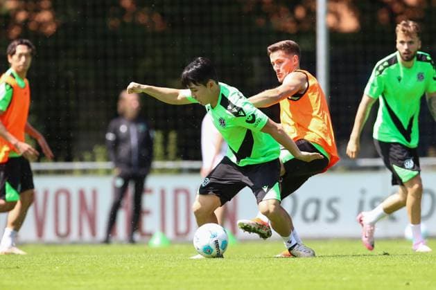 23 06 2024, xtgx, Fußball 2 Bundesliga, Hannover 96 Auftakttraining emspor, v l Hyunju Lee Hannover , Enzo Leopold Hannover, 8 Zweikampf, Duell, Kampf, tackle DFL DFB REGULATIONS PROHIBIT ANY USE OF PHOTOGRAPHS as IMAGE SEQUENCES and or QUASI VIDEO Hannover